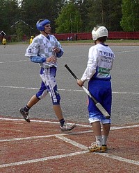 [Timo Yrttiaho ly� ja Heikki Kilpel�naho h�lkk�� juoksun ja Piipon Teemu onnittelee.]