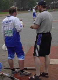 Valmentaja Sakari Rasinkangkaan viime hetken ohjeet Hannu Roivaiselle. [klikkaa suuremmaksi]