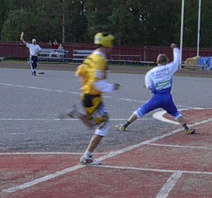 [Pauluksen k�si toimii ja Teemu nappaa kiinni. K�ry k�vi! Taustalla tuulettaa pelinjohtaja S. Rasinkangas.]
